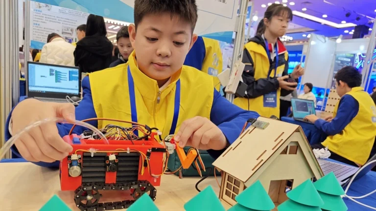 Trung Quốc đưa giáo dục AI thành môn học bắt buộc cho học sinh
